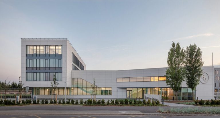 Debreceni közösségi és iroda épület Richter Gedeon Nyrt.